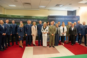 Pamiątkowe zdjęcie w Placówce Nadbużańskiego Oddziału Placówki Granicznej w Chełmie, gdzie zawarto porozumienie dotyczące realizacji zajęć z przygotowania do podjęcia służby w Policji i Straży Granicznej. Na zdjęciu osoby które podpisały porozumienie: Komendanci Powiatowi Policji, Komendanci Placówek Straży Granicznej, dyrektorzy szkół.