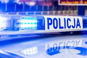 napis policja na radiowozie policyjnym