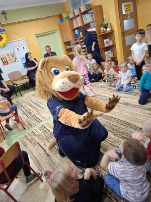 maskotka policyjna sierżant Lew na spotkaniu z dziećmi w przedszkolu