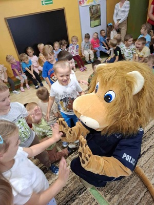 spotkanie maskotki policyjnej sierżanta Lwa w przedszkolu z dziećmi