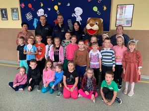 policjanci z maskotką na spotkaniu z dziećmi