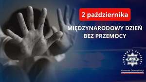 Plakat z napisem: 2 października, MIĘDZYNARODOWY TYDZIEŃ BEZ PRZEMOCY. W prawym dolnym rogu plakaty widnieje znak policyjnej gwiazdy z napisem Pomagamy i chronimy oraz nr alarmowy 112