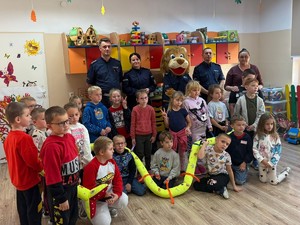 policjanci na spotkaniu z dziećmi w szkole