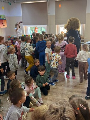 maskotka hrubieszowskiej policji na spotkaniu z dziećmi