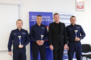 umundurowani policjanci na rozdaniu pucharów w związku z konkursem na najlepszego dzielnicowego