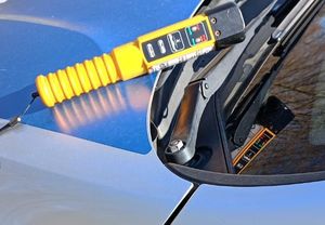 urządzenie do pomiaru stanu trzeźwości na masce policyjnego radiowozu