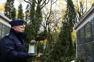 policjanci oddali hołd zmarłym funkcjonariuszom