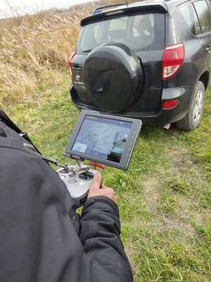 operator drona przy samochodzie terenowym