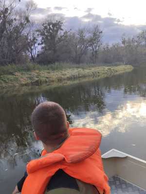 funkcjonariusze prowadzą na wodzie poszukiwania zaginionego