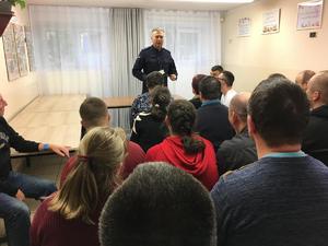 spotkanie policjanta z podopiecznymi Warsztatów Terapii Zajęciowej