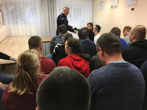 spotkanie policjanta z podopiecznymi Warsztatów Terapii Zajęciowej