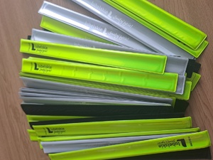 opaski odblaskowe koloru zielonego i szarego