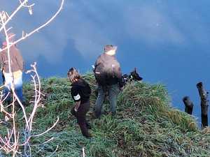 policjanci na poszukiwaniach zaginionego