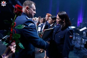 umundurowana policjantka odbiera gratulacje od Komendant Wojewódzkiego Policji w Lublinie