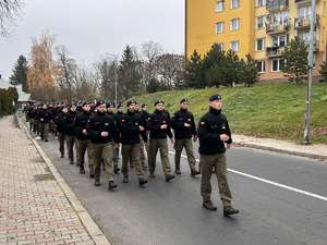 młodzież klas o profilu mundurowym maszeruje ulicami Hrubieszowa podczas Marszu Niepodległości