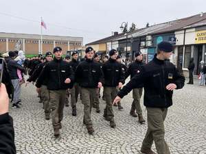 młodzież klas o profilu mundurowym maszeruje podczas Marszu Niepodległości