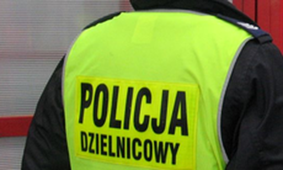 dzielnicowy w odblaskowej kamizelce