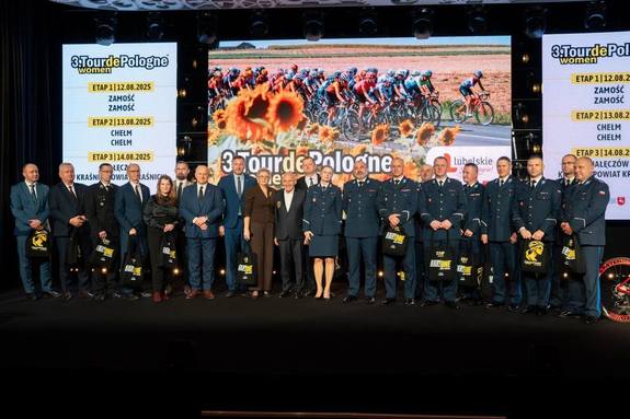 policjanci podczas konferencji podsumowującej 3. Tour de Pologne Women