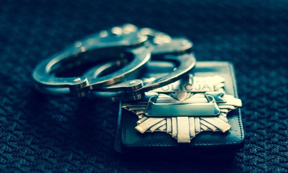 kajdanki policyjne i odznaka