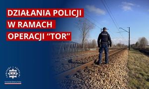 Na zdjęciu uwidoczniony jest umundurowany funkcjonariusz policji, który stoi przy infrastrukturze kolejowej. Na zdjęciu jest również napis Działania Policji w ramach operacji ,,TOR&quot;.