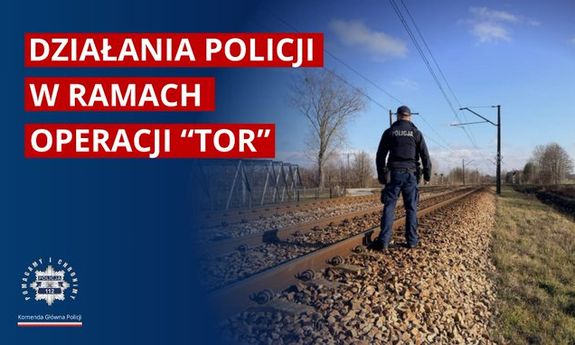 Na zdjęciu uwidoczniony jest umundurowany funkcjonariusz policji, który stoi przy infrastrukturze kolejowej. Na zdjęciu jest również napis Działania Policji w ramach operacji ,,TOR&quot;.