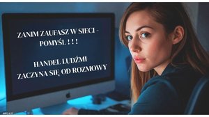 Zdjęcie przedstawia kobietę, która siedzi przy monitorze komputerowym na którym widnieje napis: Zanim zaufasz w sieci - pomyśl !!! Handel ludźmi zaczyna się od rozmowy