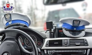 dwie policyjne czapki z wydziału ruchu drogowego