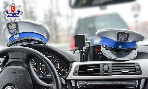 dwie policyjne czapki z wydziału ruchu drogowego