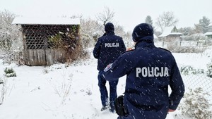 umundurowani policjanci sprawdzają zimą pustostany