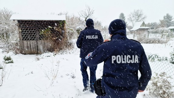 umundurowani policjanci sprawdzają zimą pustostany