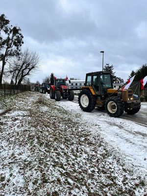 kolumna ciągników rolniczych podczas protestu