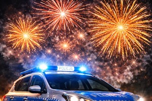 fajerwerki i radiowóz policyjny