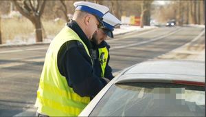umundurowani policjanci wydziału ruchu drogowego prowadzą kontrolę drogową