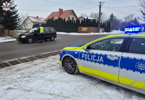 policjanci ruchu drogowego podczas kontroli drogowej pojazdu