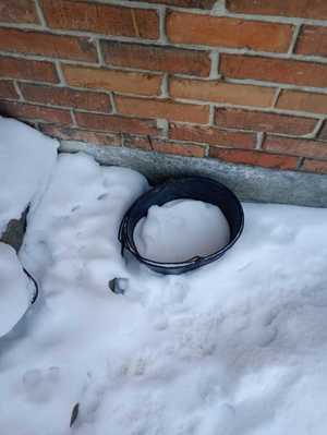 wiadro napełnione śniegiem