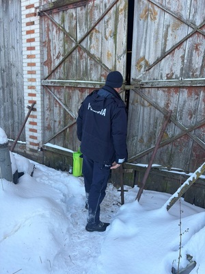 Umundurowany policjant z siatką z zakupami