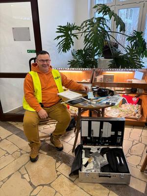 technik kryminalistyki podczas Wielkiej Orkiestry Świątecznej Pomocy