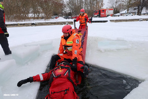 ratowanie osób, pod którymi załamał się lód. Wspólne szkolenie policjantów i WOPR