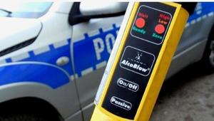 urządzenie służące do badanie stanu trzeźwości na tle radiowozu policyjnego