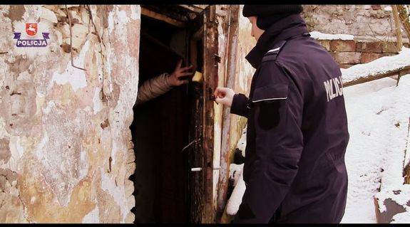 policjant kontroluje osoby które są zagrożone wychłodzeniem