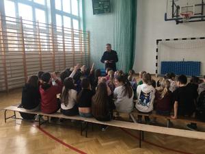 spotkanie policjanta z uczniami w szkole