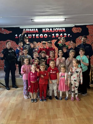 spotkanie policjantów w Szkole Podstawowej w Malicach