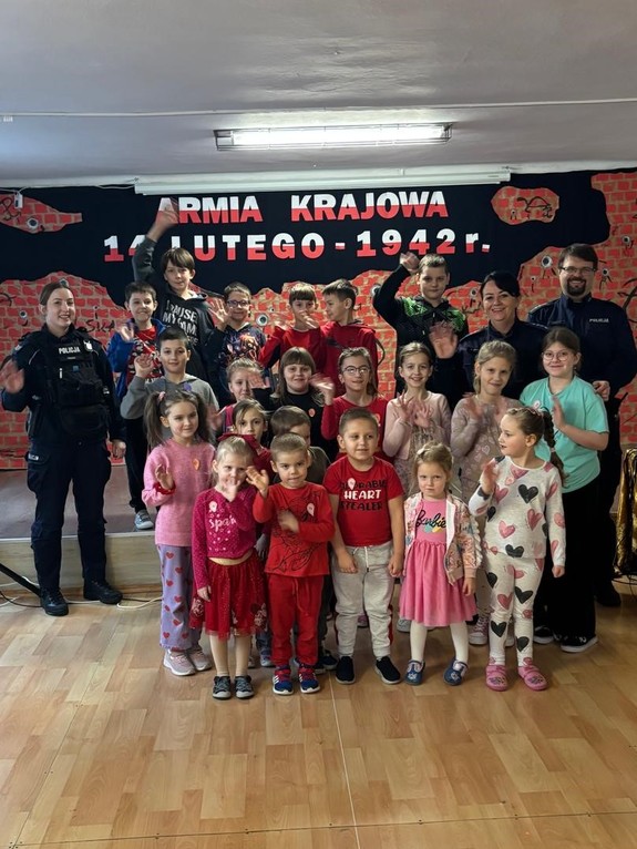 spotkanie policjantów w Szkole Podstawowej w Malicach