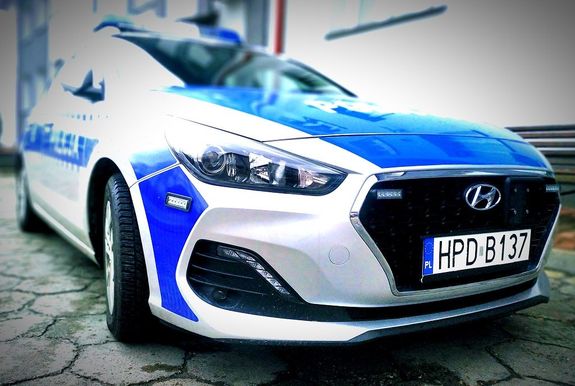 policyjny radiowóz na dworze