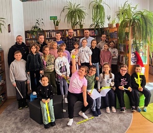 dzieci oraz młodzież na spotkaniu z policjantami