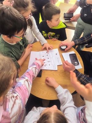 dzieci wraz z policjantami