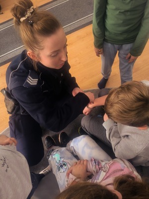 dzieci z policjantką