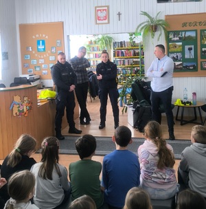 dzieci oraz młodzież na spotkaniu z policjantami