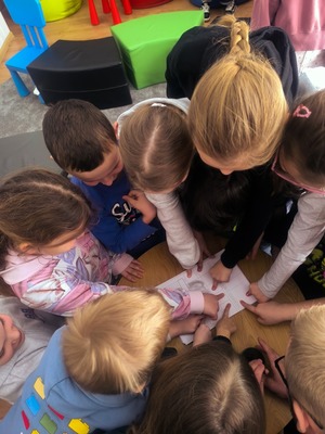 dzieci podczas spotkania z policjantami