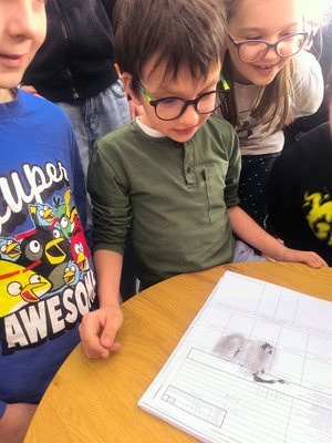 dzieci podczas spotkania z policjantami